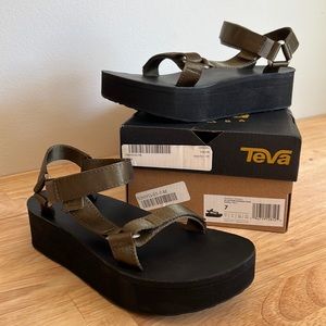 NIB Teva Flatform Satin Olive
